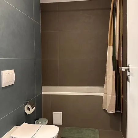 V'one - Cozy & Quiet - Free Parking Apartment *