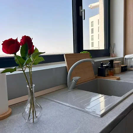 V'one - Cozy & Quiet - Free Parking Apartment *