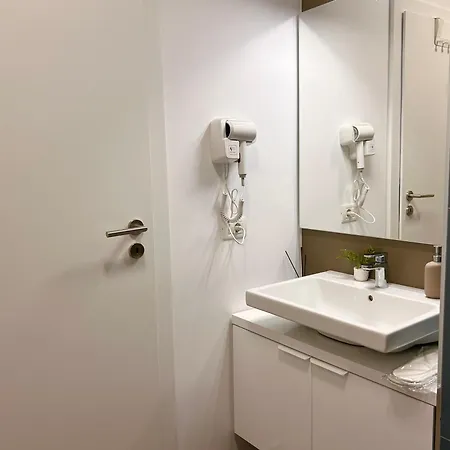 V'one - Cozy & Quiet - Free Parking Apartment